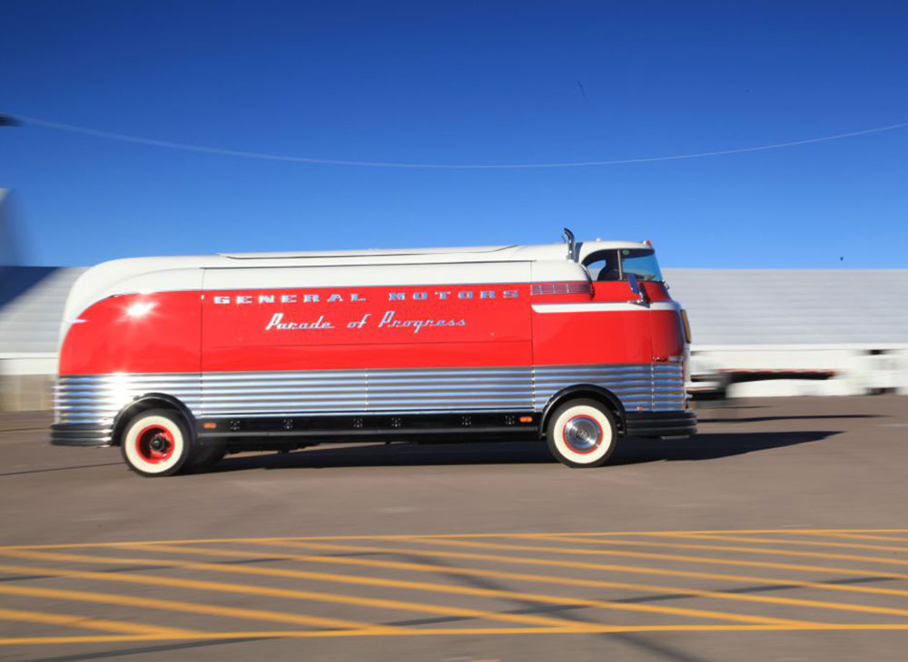 Un mega Legendario Futurliner de GM Subastado en 4 MM por una Gran Causa - MAKINAS