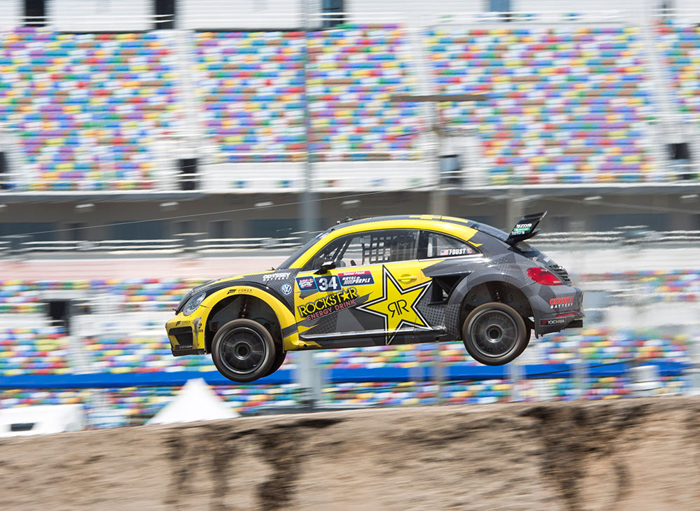 El VW Beetle de Tanner Foust Gana la Primera Prueba en Daytona - MAKINAS (2)